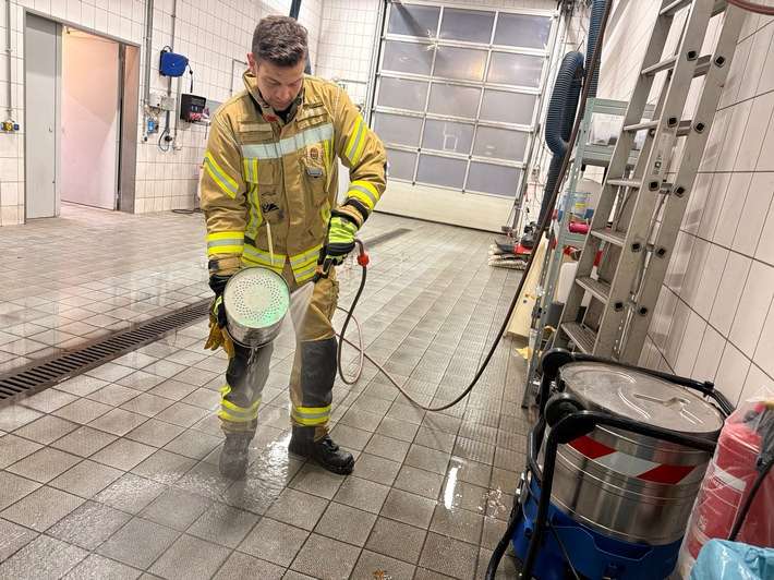 FW Weinheim: Feuerwehr beseitigt Wasserschaden in Geschäftshaus in der Bergstraße