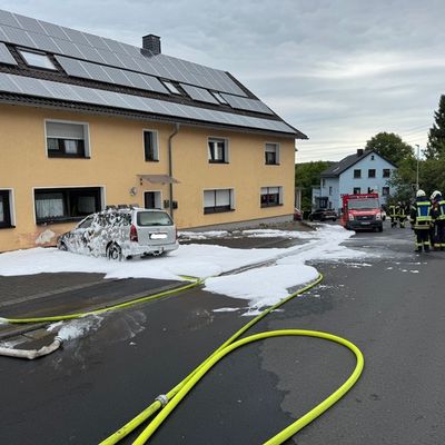 FW VG Westerburg: PKW brennt in Rotenhain vollständig aus - Rauch dringt in Mehrfamilienhaus ein