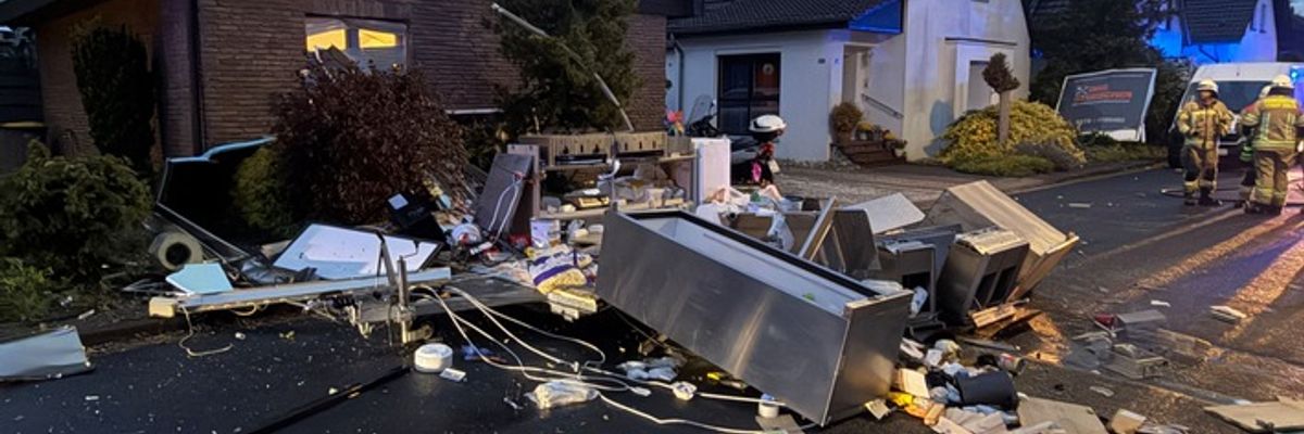 Feuerwehr Goch: Imbisswagen nach Explosion vollständig zerstört