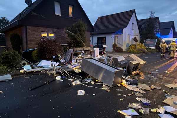 Feuerwehr Goch: Imbisswagen nach Explosion vollständig zerstört