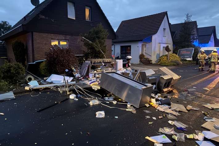 Feuerwehr Goch: Imbisswagen nach Explosion vollständig zerstört