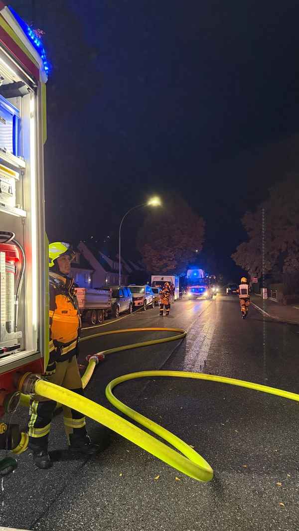 FW-PI: Feuer in einem Lokal in Schenefeld - angrenzendes Wohnhaus evakuiert