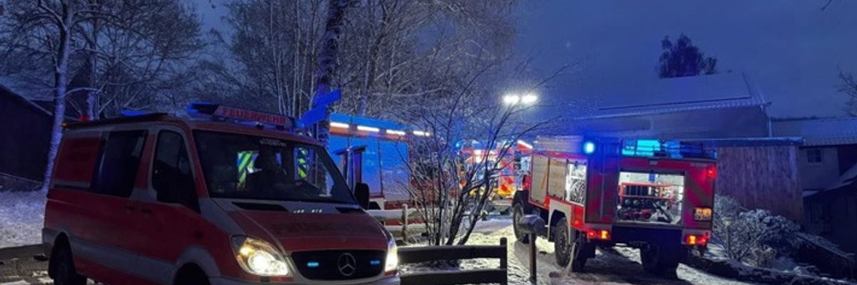 FW Hagen: Brand in Scheune, schwierige Wetterverhältnisse