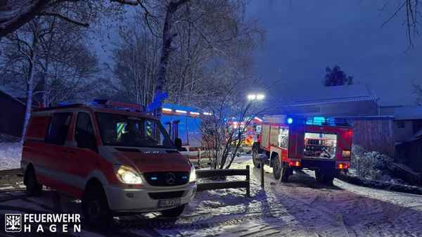 FW Hagen: Brand in Scheune, schwierige Wetterverhältnisse