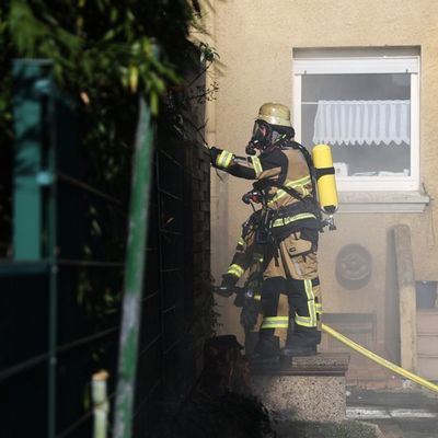 FW-E: Brand einer Gartenlaube im Hinterhof - Feuerwehr verhindert Brandausbreitung