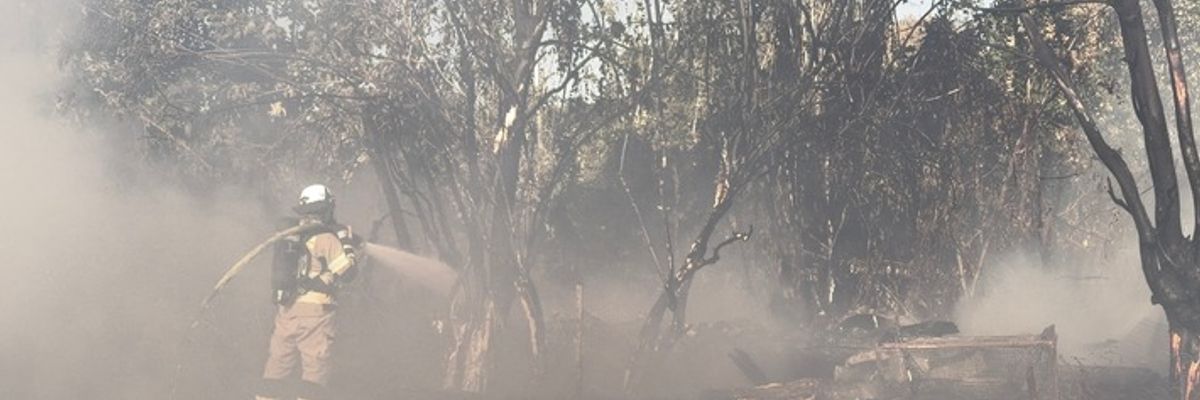 FW Meerbusch: Kilometerlanger Flächenbrand entlang Bahnstrecke von Meerbusch nach Krefeld.
