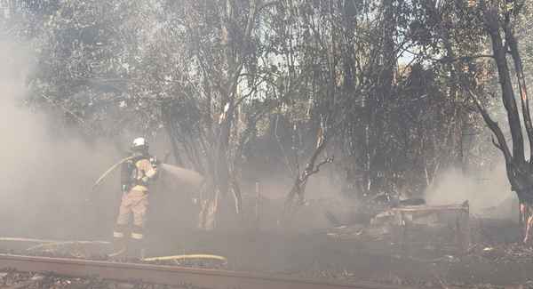 FW Meerbusch: Kilometerlanger Flächenbrand entlang Bahnstrecke von Meerbusch nach Krefeld.