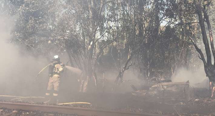 FW Meerbusch: Kilometerlanger Flächenbrand entlang Bahnstrecke von Meerbusch nach Krefeld.