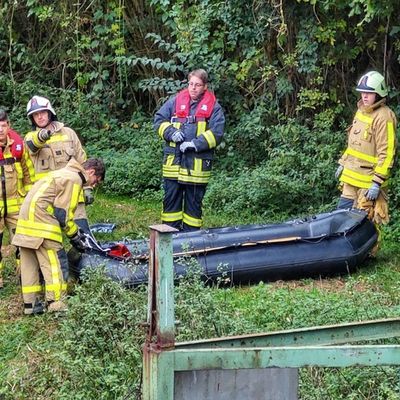 FW Grevenbroich: Erneuter Todesfall an der Erft bei Grevenbroich - Feuerwehr birgt unbekannten Leichnam aus dem "Flutgraben" - Polizei ermittelt