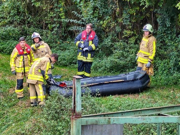 FW Grevenbroich: Erneuter Todesfall an der Erft bei Grevenbroich - Feuerwehr birgt unbekannten Leichnam aus dem "Flutgraben" - Polizei ermittelt