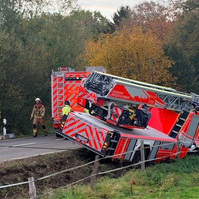 FW-GL: Drehleiter der Feuerwehr Bergisch Gladbach bei Einsatzfahrt verunglückt - Aufwendige Bergungsarbeiten im Stadtteil Herkenrath