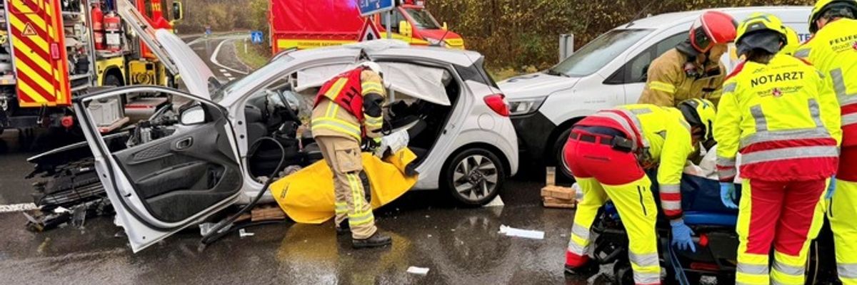 FW Ratingen: Verkehrsunfall mit drei PKW - Eine Person schwer verletzt