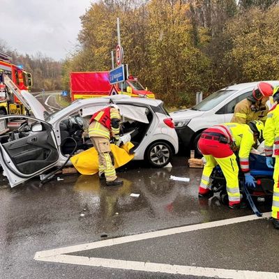 FW Ratingen: Verkehrsunfall mit drei PKW - Eine Person schwer verletzt