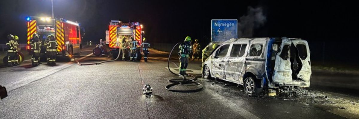 FW Alpen: Brennender Pkw auf der A57
