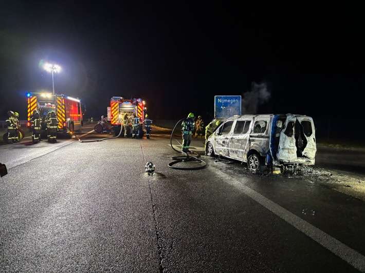 FW Alpen: Brennender Pkw auf der A57