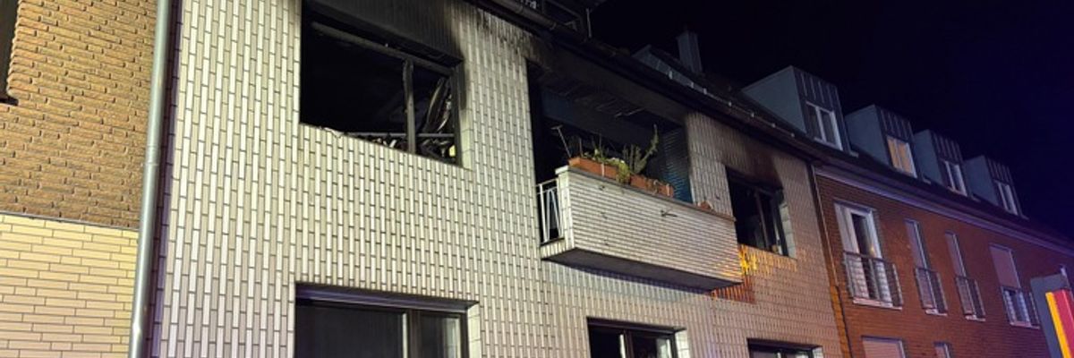 FW Frechen: Zahlreiche Einsätze für die Feuerwehr Frechen - Schwerer Gebäudebrand in Bachem