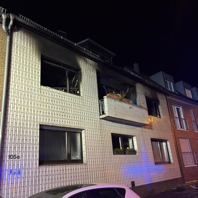 FW Frechen: Zahlreiche Einsätze für die Feuerwehr Frechen - Schwerer Gebäudebrand in Bachem