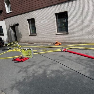 FW-OB: Zimmerbrand greift auf Unterkonstruktion der Fassadenverkleidung über