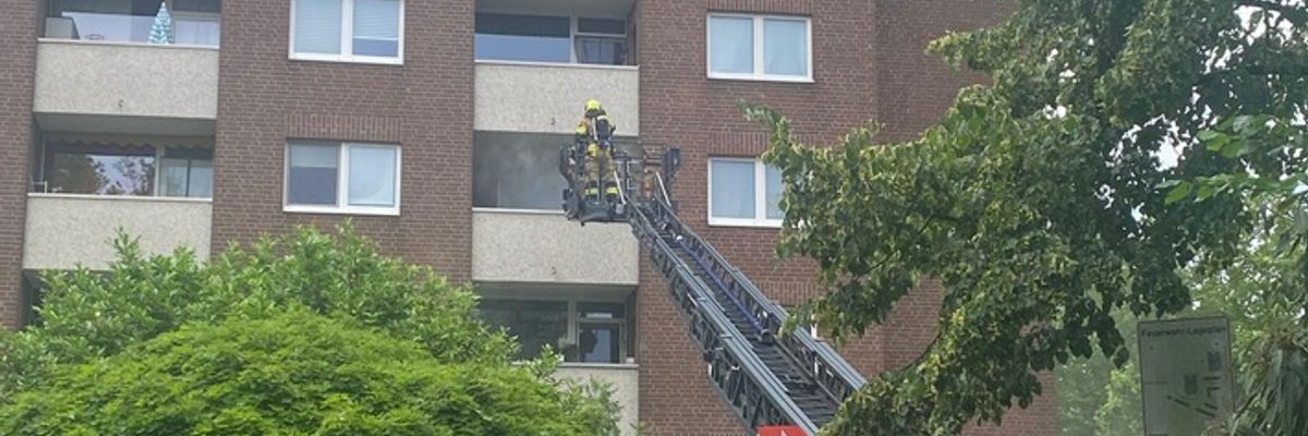 FW-NE: Küchenbrand im dritten Oberschoss eines Mehrfamilienhauses | Keine Verletzten