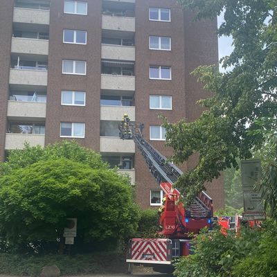 FW-NE: Küchenbrand im dritten Oberschoss eines Mehrfamilienhauses | Keine Verletzten