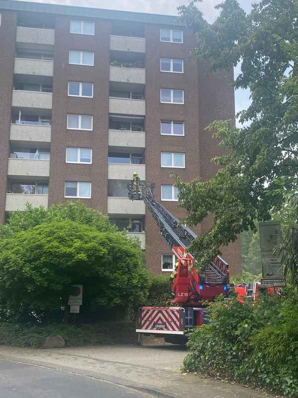 FW-NE: Küchenbrand im dritten Oberschoss eines Mehrfamilienhauses | Keine Verletzten