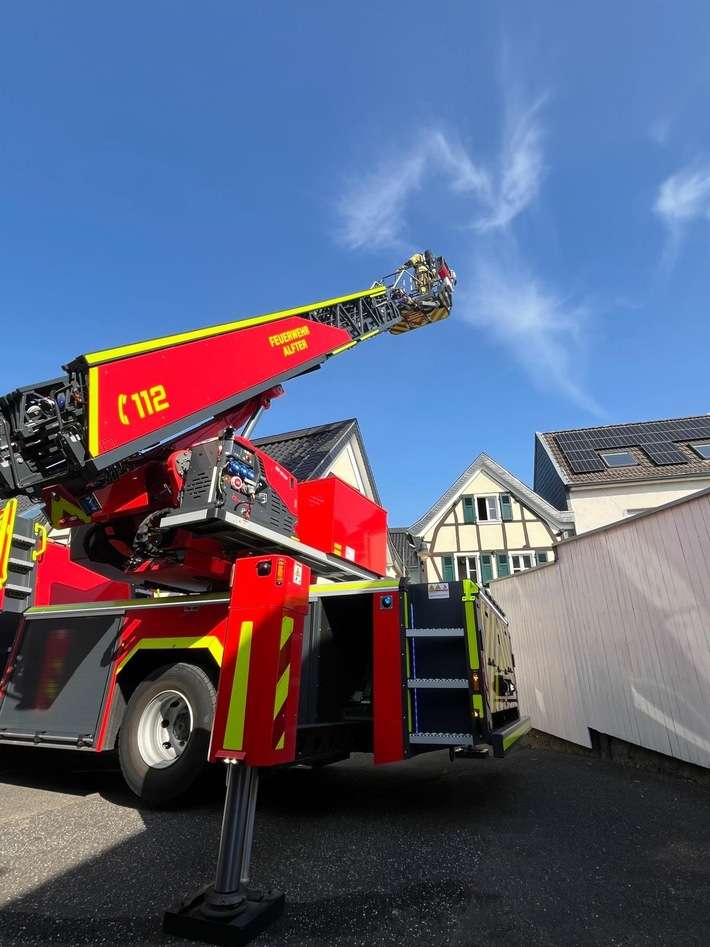 FW Alfter: Brand in einem Fachwerkhaus - aufmerksame Bewohner und Feuerwehr verhindern Brandausbreitung