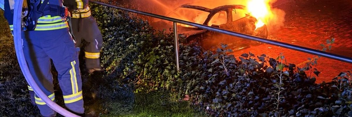 FW-ROW: Elektrofahrzeug brennt in Zeven vollständig aus