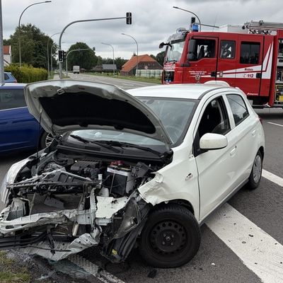 FW-AUR: Verkehrsunfall im Kreuzungsbereich der B210