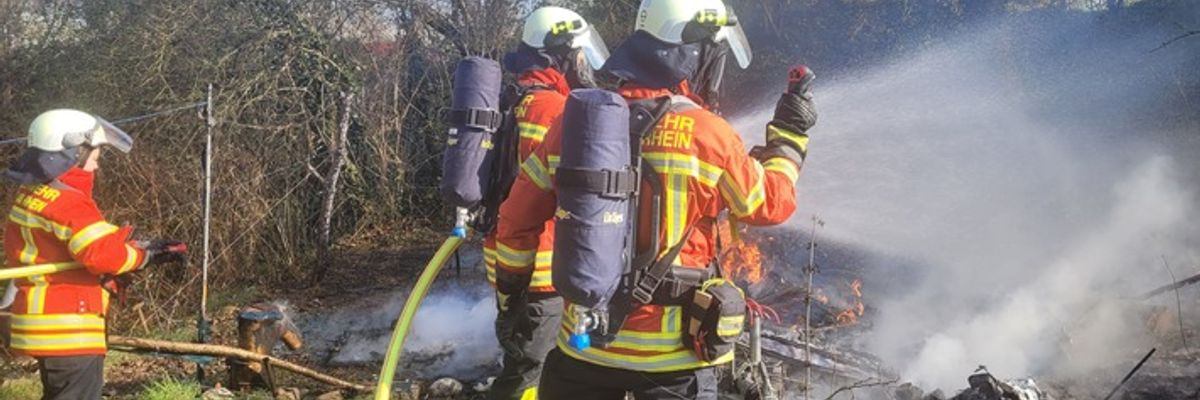 Feuerwehr Weil: Wohnwagen-Brand am Rheinufer
