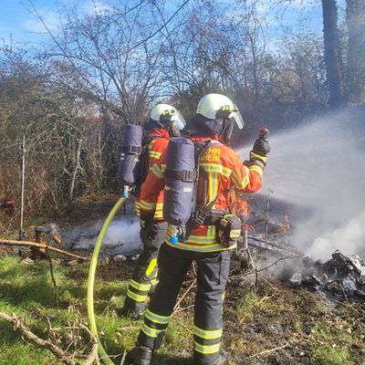 Feuerwehr Weil: Wohnwagen-Brand am Rheinufer