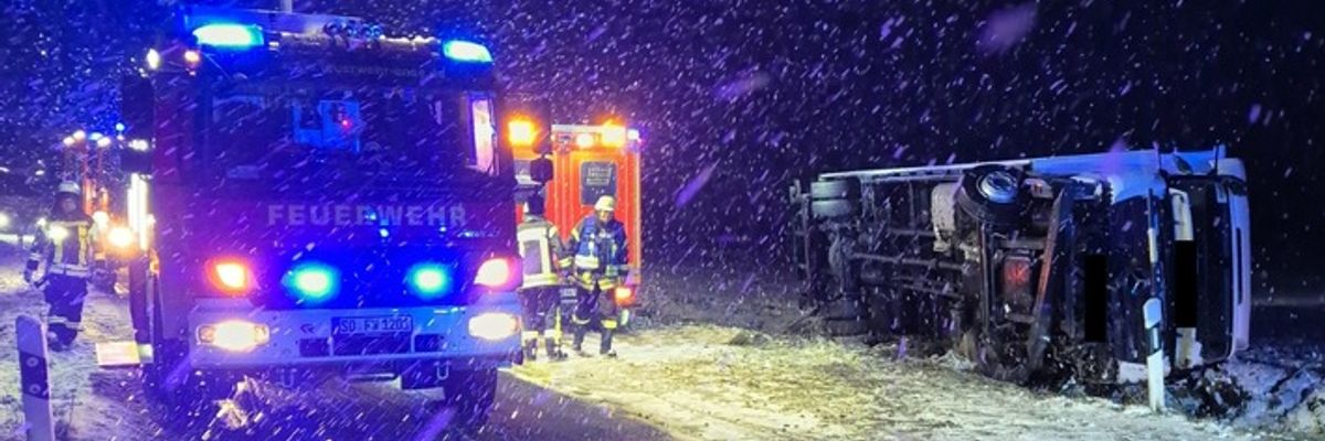 FW Ense: LKW kommt von der Straße ab