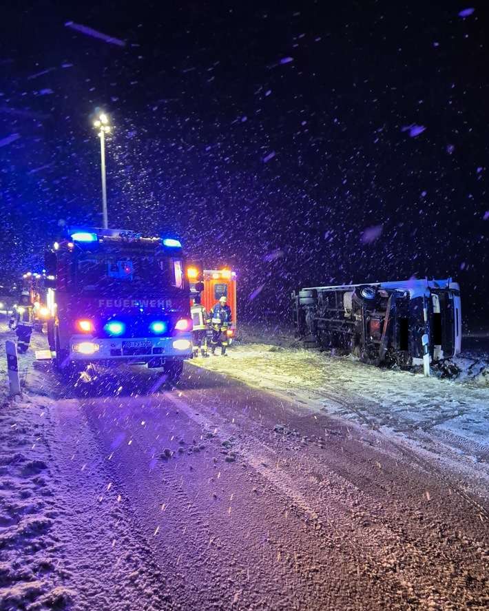 FW Ense: LKW kommt von der Straße ab