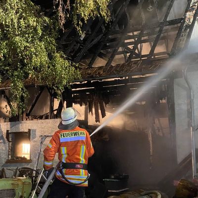 KFV-CW: Großbrand macht Wohnhaus unbewohnbar und verursacht hohen Schaden - Keine Verletzten - 50 Einsatzkräfte vor Ort
