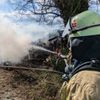 FW-KLE: Brand eines Holzstoßes - Übergreifen auf Scheune konnte verhindert werden