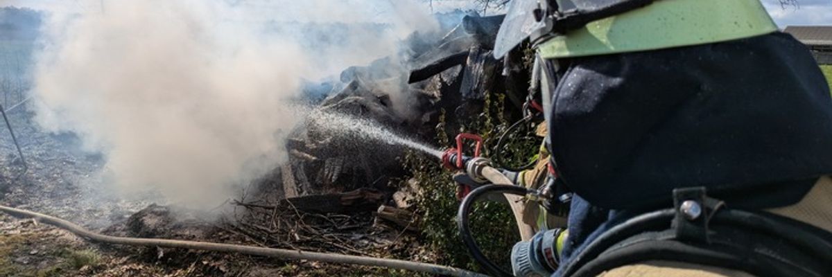 FW-KLE: Brand eines Holzstoßes - Übergreifen auf Scheune konnte verhindert werden