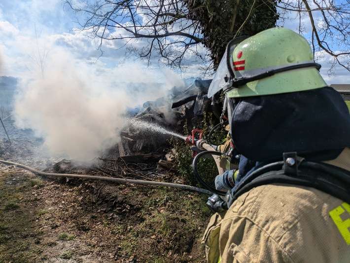 FW-KLE: Brand eines Holzstoßes - Übergreifen auf Scheune konnte verhindert werden