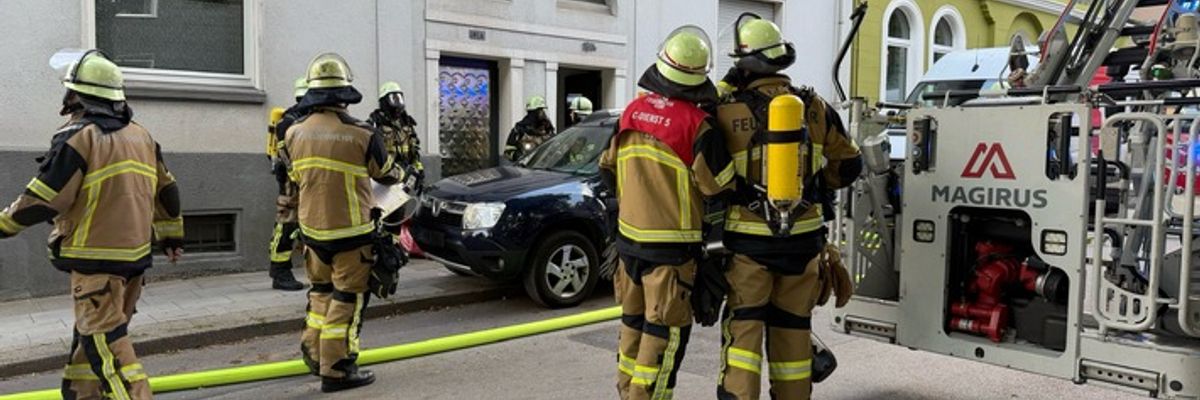 FW-E: Kellerbrand in Mehrfamilienhaus - Zwei Personen über Drehleitern gerettet