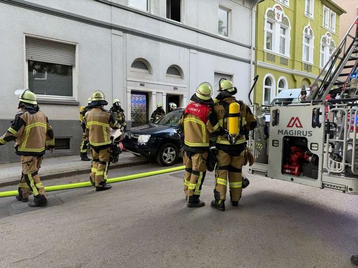 FW-E: Kellerbrand in Mehrfamilienhaus - Zwei Personen über Drehleitern gerettet