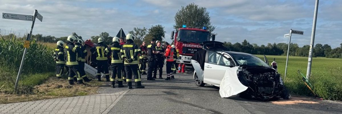 FW-AUR: Verkehrsunfall zwischen Auto und Pritschenwagen