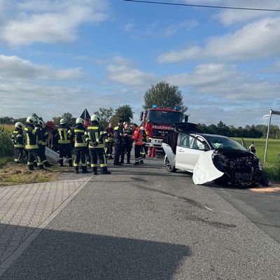 FW-AUR: Verkehrsunfall zwischen Auto und Pritschenwagen