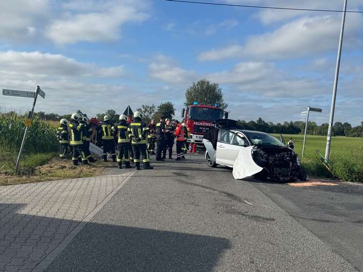 FW-AUR: Verkehrsunfall zwischen Auto und Pritschenwagen