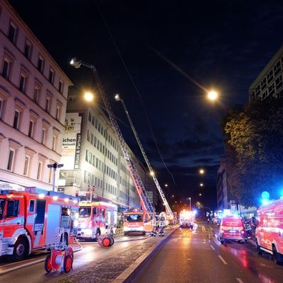 FW Stuttgart: Brand in Dachgeschosswohnung in Stuttgart-West