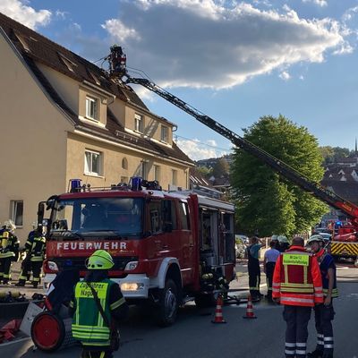 KFV-CW: Feuerwehr kann Ausbreiten eines Dachstuhlbrandes verhindern / Keine Verletzten / 300.000 Euro Sachschaden