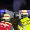FW-NE: Garage in Vollbrand - Feuerwehr verhindert weitere Ausbreitung