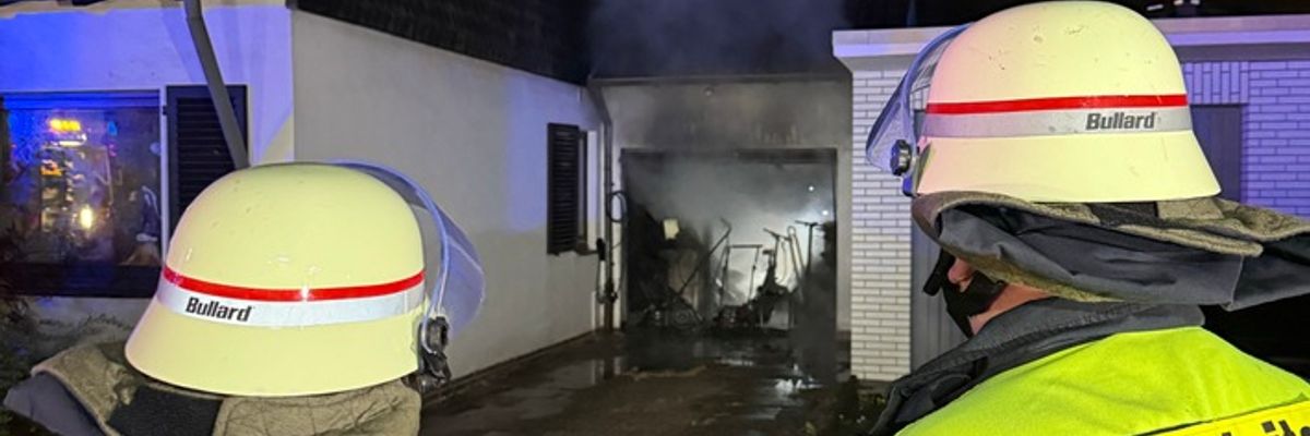 FW-NE: Garage in Vollbrand - Feuerwehr verhindert weitere Ausbreitung