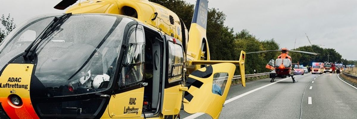 FFW Schwalmtal: Gemeinsame Pressemitteilung der Feuerwehren Schwalmtal und Mönchengladbach: Zwei Rettungshubschrauber nach Verkehrsunfall auf der BAB 52 im Einsatz - Feuerwehren befreien zwei Personen aus Pkw