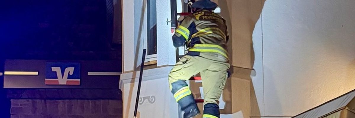 FW-EN: Aufwendige Tierrettung in den regnerischen Abendstunden - Feuerwehr Herdecke rettet Katze aus der Regenrinne