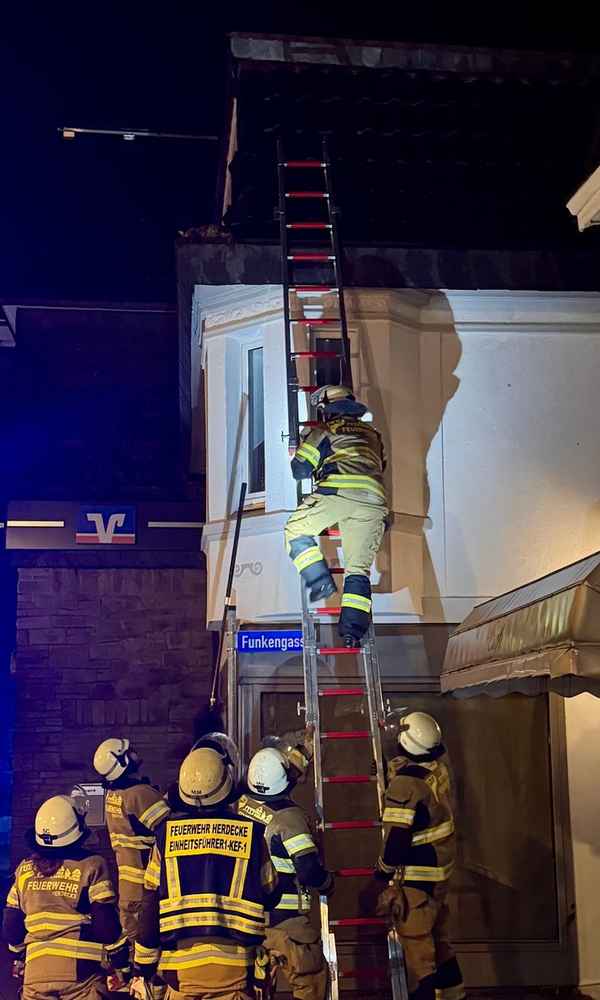 FW-EN: Aufwendige Tierrettung in den regnerischen Abendstunden - Feuerwehr Herdecke rettet Katze aus der Regenrinne