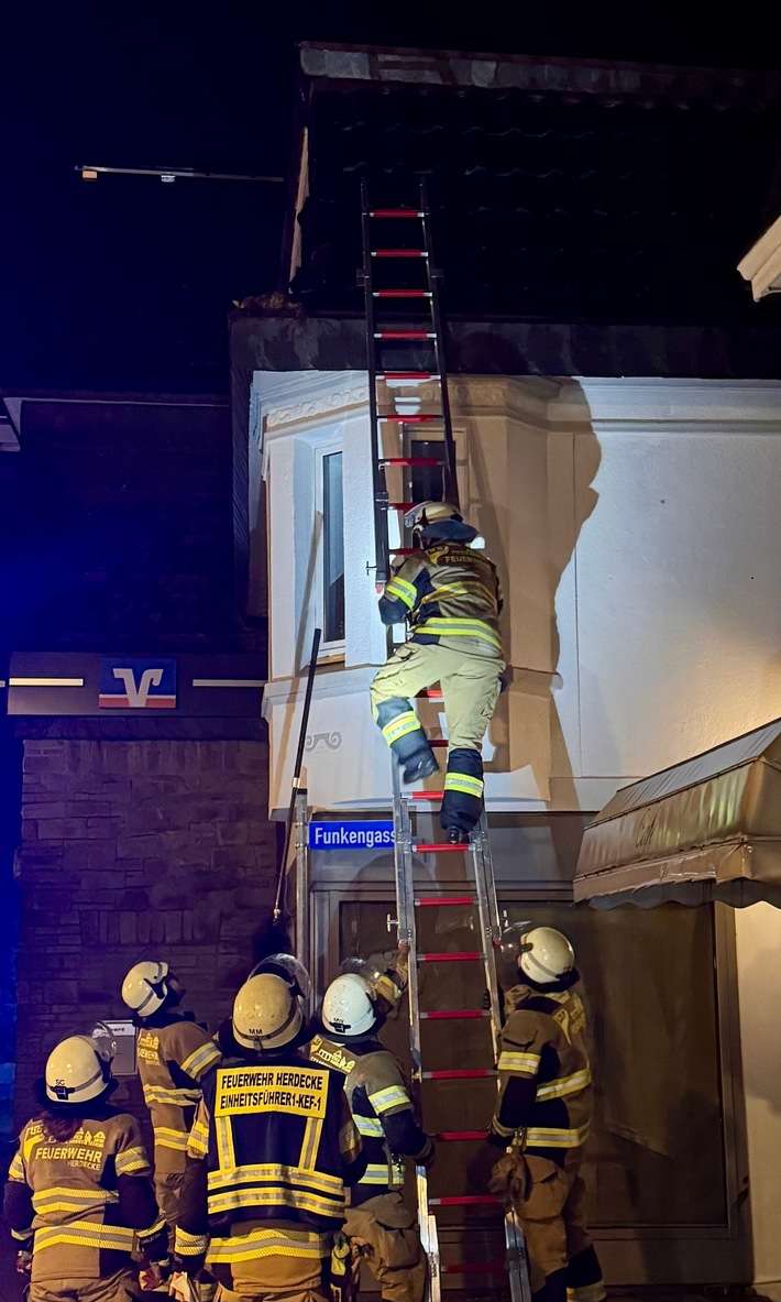 FW-EN: Aufwendige Tierrettung in den regnerischen Abendstunden - Feuerwehr Herdecke rettet Katze aus der Regenrinne