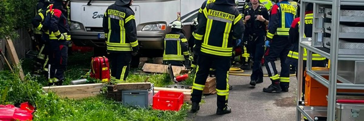 FW Ense: Person unter Wohnmobil eingeklemmt